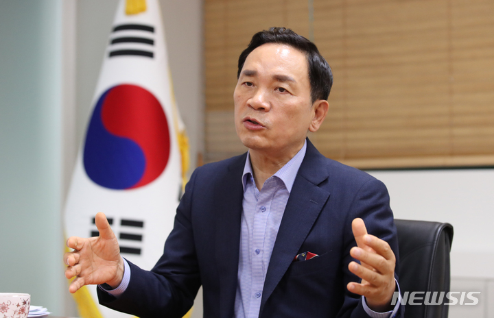 [서울=뉴시스] 고승민 기자 = 조성명 강남구청장이 13일 구청장실에서 뉴시스와 인터뷰를 하고 있다. 2022.07.13. kkssmm99@newsis.com