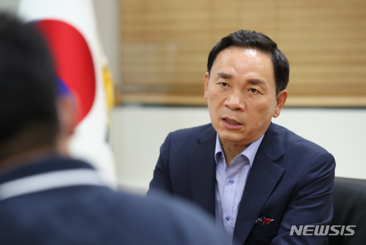 [서울=뉴시스] 고승민 기자 = 조성명 강남구청장이 13일 구청장실에서 뉴시스와 인터뷰를 하고 있다. 2022.07.13. kkssmm99@newsis.com