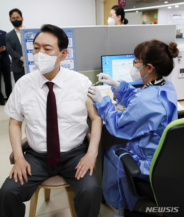 [서울=뉴시스] 전신 기자 = 윤석열 대통령이 지난 13일 서울 중구보건소에서 코로나19 백신 4차 접종을 하고 있다. 2022.07.13. photo1006@newsis.com