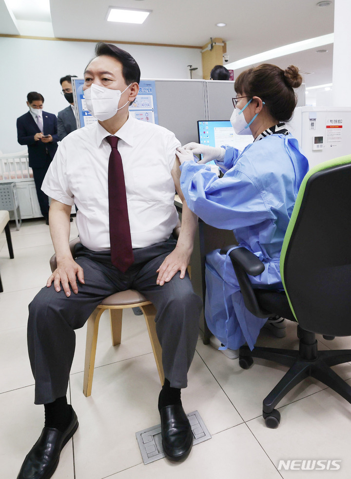 [서울=뉴시스] 전신 기자 = 윤석열 대통령이 13일 서울 중구보건소에서 코로나19 백신 4차 접종을 하고 있다. 2022.07.13. photo1006@newsis.com