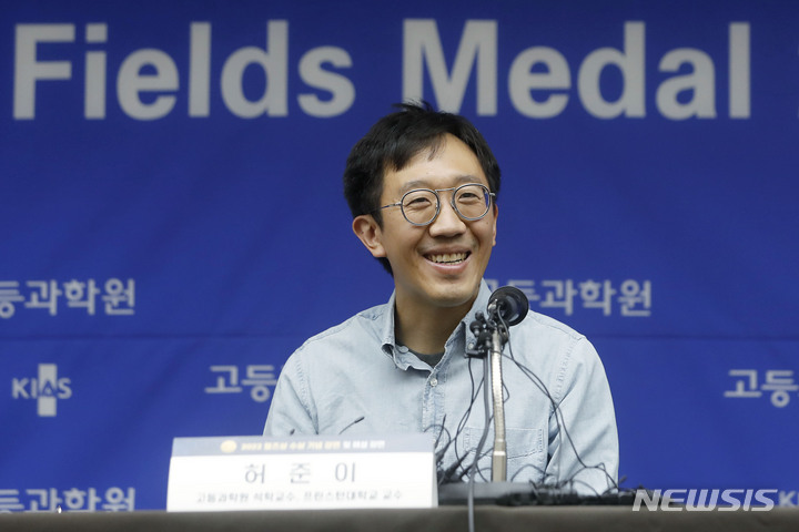 [서울=뉴시스] 최동준 기자 = '필즈상'을 수상한 허준이 고등과학원 석학교수 겸 프리스턴대 교수가 13일 서울 동대문구 고등과학원에서 기자간담회를 하고 있다. 2022.07.13. photocdj@newsis.com