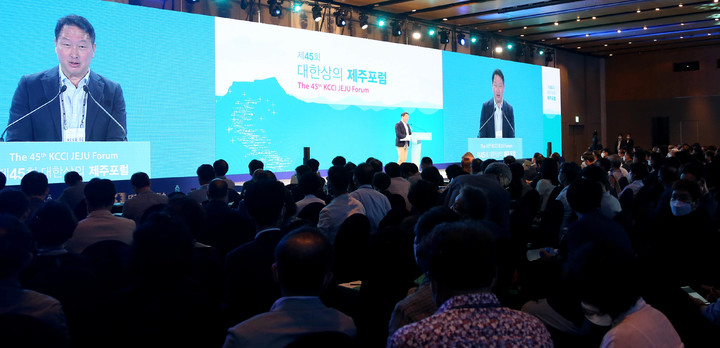 [서울=뉴시스] 김진아 기자 = 최태원 대한상공회의소 회장이 13일 제주 서귀포시 해비치호텔앤리조트에서 열린 '제45회 대한상의 제주포럼'에서 개회사를 하고 있다.  (사진=대한상공회의소 제공)  2022.07.13. photo@newsis.com *재판매 및 DB 금지