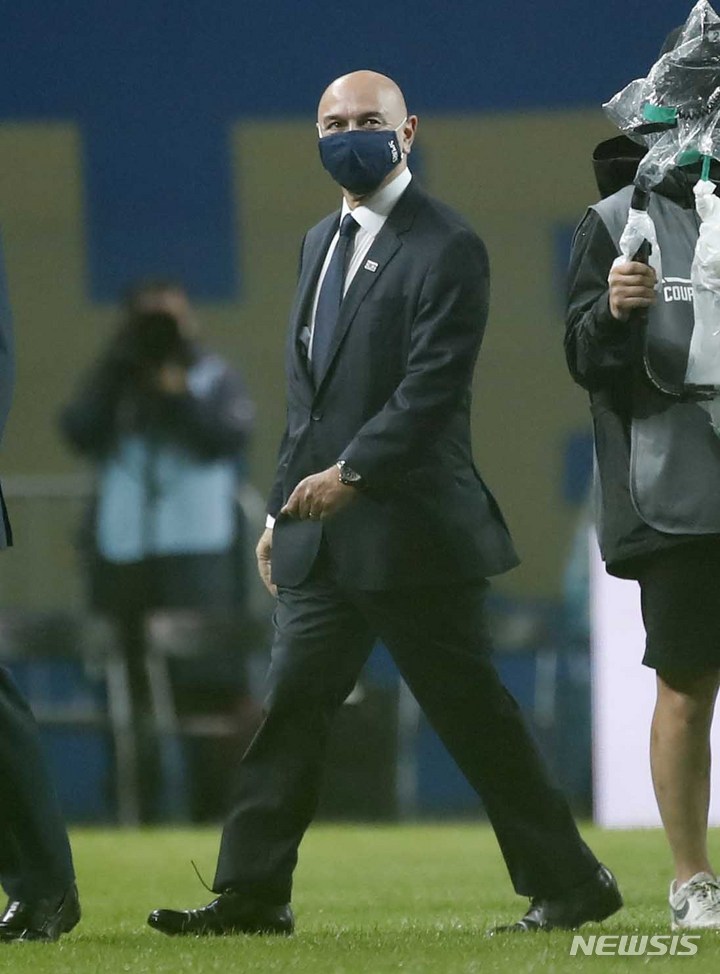 [서울=뉴시스] 정병혁 기자 = 13일 서울 마포구 서울월드컵경기장에서 열린 쿠팡플레이시리즈 1차전 팀 K리그와 토트넘 홋스퍼의 경기에서 다니엘 레비 토트넘 홋스퍼 구단주가 선수들을 격려하고 있다. 2022.07.13. jhope@newsis.com