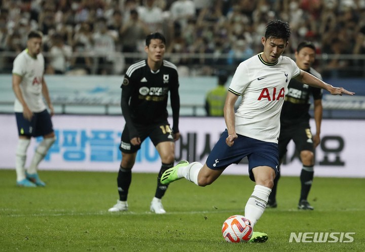 [서울=뉴시스] 정병혁 기자 = 13일 서울 마포구 서울월드컵경기장에서 열린 쿠팡플레이시리즈 1차전 팀 K리그와 토트넘 홋스퍼의 경기, 토트넘 손흥민이 패널티킥을 차고 있다. 2022.07.13. jhope@newsis.com