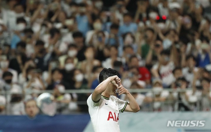 [서울=뉴시스] 정병혁 기자 = 13일 서울 마포구 서울월드컵경기장에서 열린 쿠팡플레이시리즈 1차전 팀 K리그와 토트넘 홋스퍼의 경기, 토트넘 손흥민이 패널티킥을 성공시킨 뒤 기뻐하고 있다. 2022.07.13. jhope@newsis.com