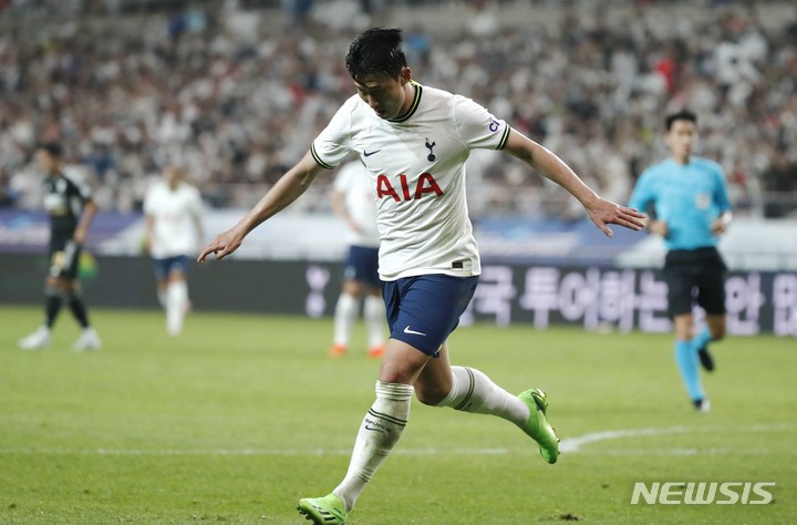 [서울=뉴시스] 정병혁 기자 = 13일 서울 마포구 서울월드컵경기장에서 열린 쿠팡플레이시리즈 1차전 팀 K리그와 토트넘 홋스퍼의 경기, 토트넘 손흥민이 득점에 성공한 뒤 세리모니를 하고 있다. 2022.07.13. jhope@newsis.com