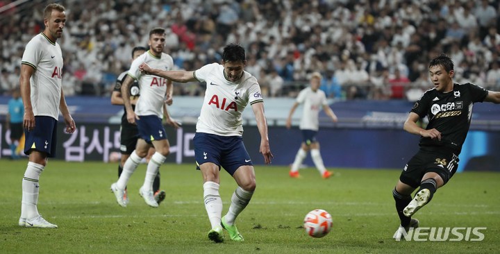 [서울=뉴시스] 정병혁 기자 = 13일 서울 마포구 서울월드컵경기장에서 열린 쿠팡플레이시리즈 1차전 팀 K리그와 토트넘 홋스퍼의 경기, 토트넘 손흥민이 슛을 하고 있다. 2022.07.13. jhope@newsis.com