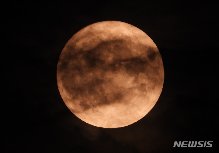 [제주=뉴시스] 우장호 기자 = 13일 오후 제주시 연동 상공에 지구와 달의 거리가 가장 가까울 때 관측되는 일명 '슈퍼문'이 떠올라 시선을 사로잡고 있다. 슈퍼문은 가장 작은 크기 때보다 14% 더 크고, 최대 30% 더 밝다. 2022.07.13. woo1223@newsis.com