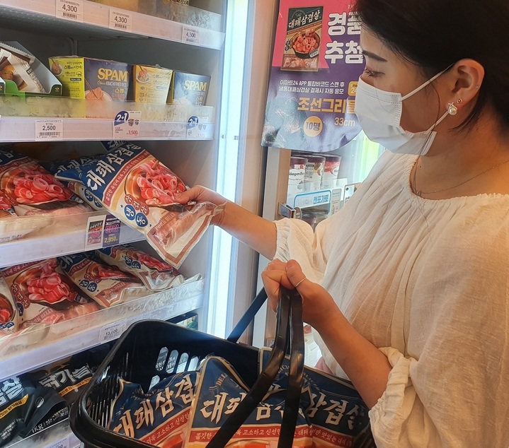 고객이 이마트24 매장에서 냉동대패삼겹살을 구입하고 있다.(사진=이마트24 제공) *재판매 및 DB 금지