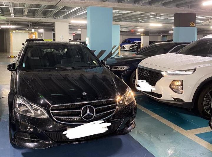 [서울=뉴시스]평행주차를 한 벤츠 차량의 사진. 사진 온라인 커뮤니티 *재판매 및 DB 금지