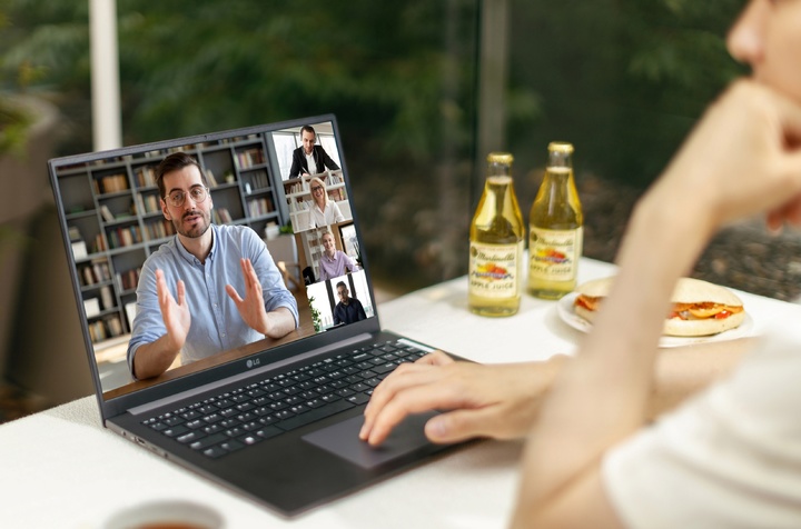 [서울=뉴시스]LG전자가 슬림한 디자인, 몰입감을 주는 대화면, 탁월한 휴대성으로 다양한 환경에 최적화된 고객경험을 제공하는 'LG 울트라PC 엣지' 노트북을 선보인다. 모델들이 LG 울트라PC 엣지를 체험하고 있다. (사진 = LG전자 제공) 2022.07.14. photo@newsis.com *재판매 및 DB 금지