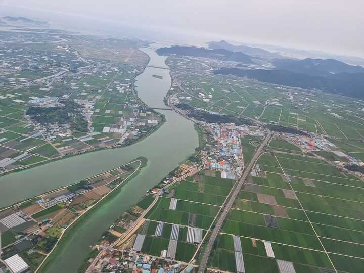 [부산=뉴시스] 2022년 7월 13일 부산환경운동연합에서 촬영한 김해공항 상공과 낙동강 하구둑. 강가에 녹조가 눈에 띈다. (사진=뉴시스 DB) *재판매 및 DB 금지