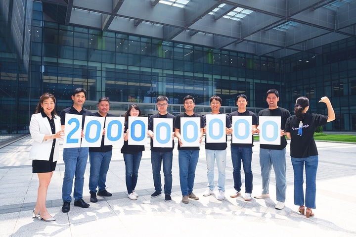 [서울=뉴시스]삼성전자 스마트싱스팀 정재연 상무와 임직원들이 파인드 노드 2억 돌파를 축하하고 있다. (사진 = 삼성전자) 2022.7.14. photo@newsis.com *재판매 및 DB 금지