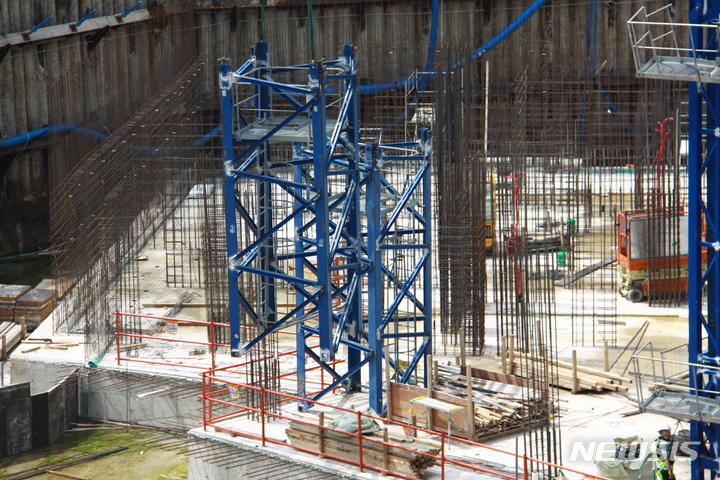 [포항=뉴시스] 이바름 기자 = 14일 오전 10시13분께 경북 포항시 남구 오천읍 한 아파트 공사현장에서 작업자 3명이 15m 공중에서 추락하는 사고가 발생했다. 끊어진 타워크레인. 2022.07.14. right@newsis.com 