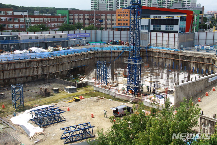 [포항=뉴시스] 이바름 기자 = 14일 오전 10시13분께 경북 포항시 남구 오천읍 한 아파트 공사현장에서 작업자 3명이 15m 공중에서 추락하는 사고가 발생했다. 이날 오후 고용노동부 관계자들이 현장을 둘러보고 있다. 2022.07.14. right@newsis.com