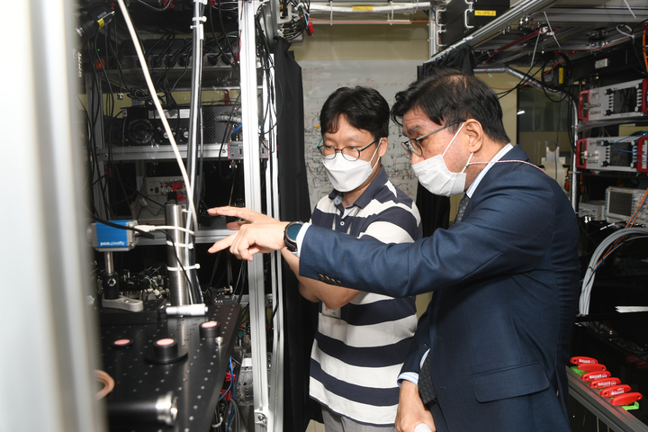 [서울=뉴시스]과학기술정보통신부 주영창 과학기술혁신본부장이 14일 한국표준과학연구원(KRISS)을 찾아 양자기술 연구개발 현황과 성과를 점검하고 있다. (사진=과학기술정보통신부 제공) 2022.07.14
