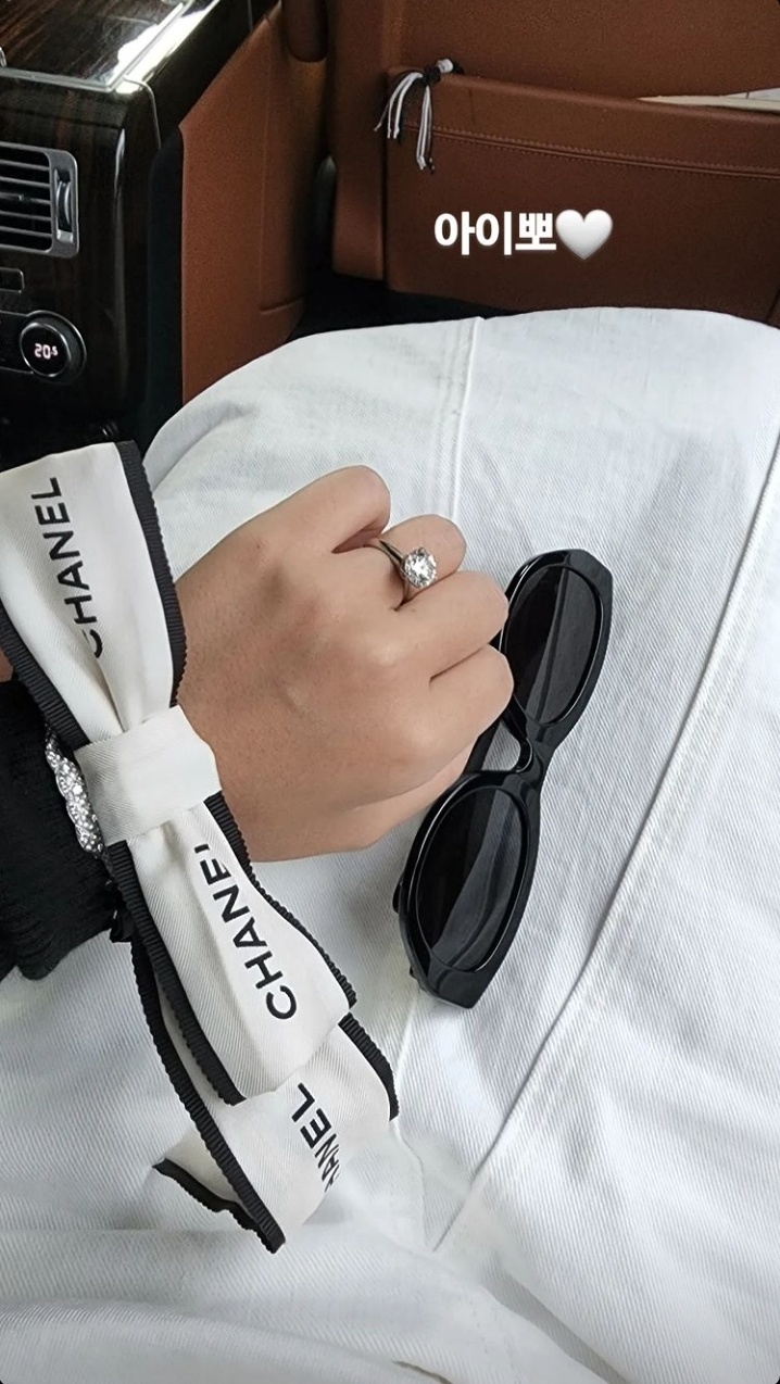 [서울=뉴시스]황정음 손. 2022.07.14. (사진=황정음 인스타그램 캡처) photo@newsis.com*재판매 및 DB 금지 *재판매 및 DB 금지