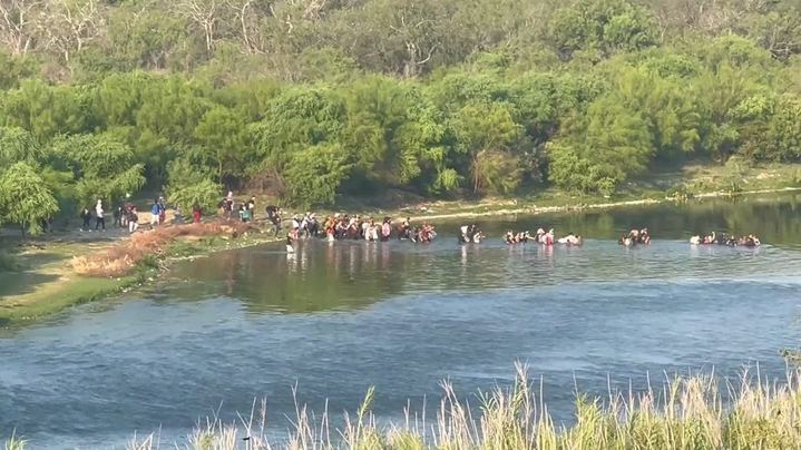 미국 텍사스 이글 패스의 리오 그란데 강을 건너는 대규모 불법 이주자 행렬이 영상에 포착돼 공개됐다. 출처: 트위터 Bill Melugin *재판매 및 DB 금지