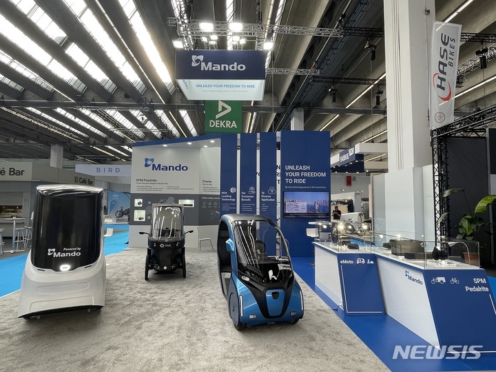 [서울=뉴시스]유로바이크 2022 만도 부스에 전시된 모빌리티 (왼쪽부터)스쿠빅(Scoobic), 시티큐(CityQ), 호퍼 모빌리티(Hopper Mobility).(사진=한라그룹 제공) 2022.7.14 photo@newsis.com
