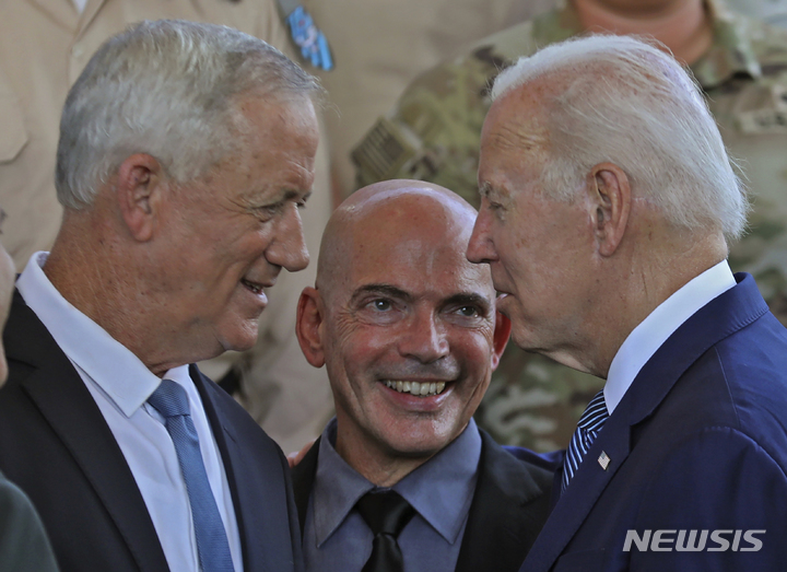 [텔아비브=AP/뉴시스] 조 바이든(오른쪽) 미국 대통령이 13일(현지시간) 이스라엘 텔아비브 벤구리온 국제공항 인근의 아이언빔과 아이언돔 운용 기지를 둘러보며 베니 간츠 이스라엘 국방장관(왼쪽)과 얘기를 나누고 있다. 2022.07.14.