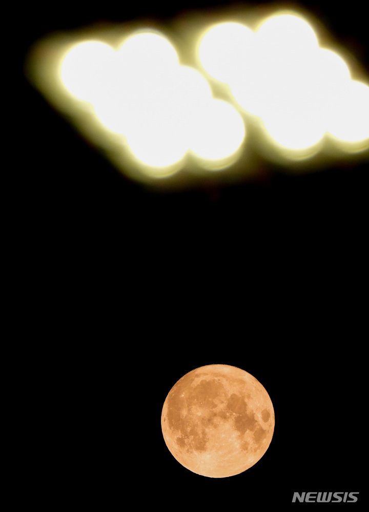[제주=뉴시스] 우장호 기자 = 14일 오전 제주시 노형동 상공에 지구와 달의 거리가 가장 가까울 때 관측되는 일명 '슈퍼문'이 떠올라 시선을 사로잡고 있다. 슈퍼문은 가장 작은 크기 때보다 14% 더 크고, 최대 30% 더 밝다. 2022.07.14. woo1223@newsis.com