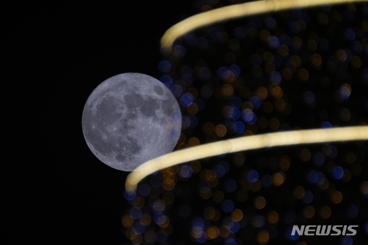 [바그다드=AP/뉴시스] 13일(현지시간) 이라크 바그다드 상공에 슈퍼문이 떠 있다. 2022.07.14.