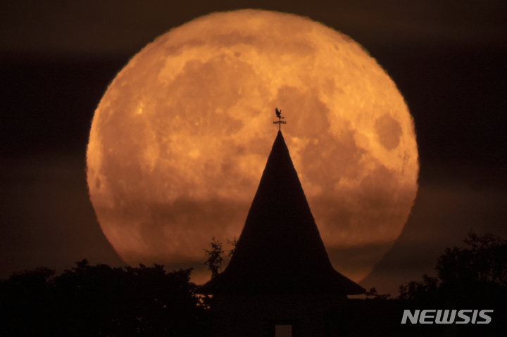 [상트페테르부르크=AP/뉴시스] 13일(현지시간) 러시아 상트페테르부르크에 뜬 슈퍼문. 2022.07.14.