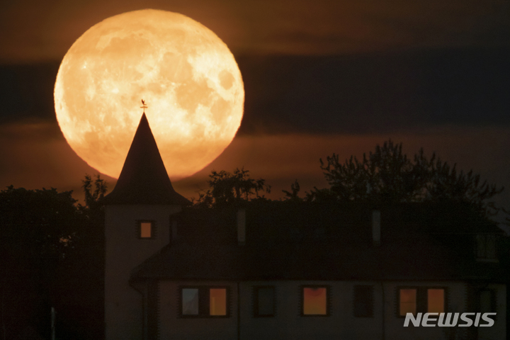 [상트페테르부르크=AP/뉴시스] 13일(현지시간) 러시아 상트페테르부르크에 뜬 슈퍼문. 2022.07.14.