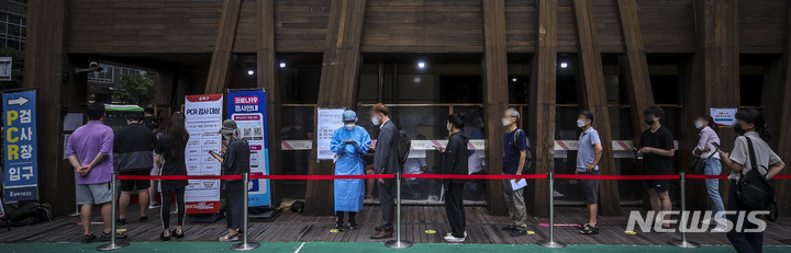 [서울=뉴시스] 정병혁 기자 = 0시 기준 국내 코로나19 신규확진자가 3만9196명으로 집계된 14일 오전 서울 송파구보건소 선별진료소를 찾은 시민들이 검사를 받기 위해 기다리고 있다. 2022.07.14. jhope@newsis.com