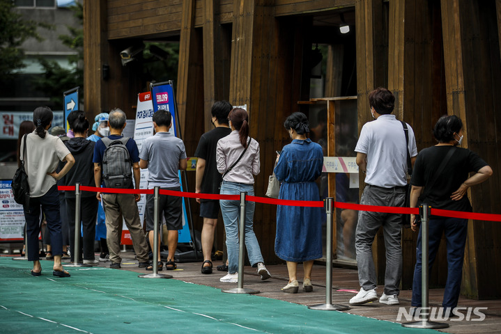 [서울=뉴시스] 정병혁 기자 = 0시 기준 국내 코로나19 신규확진자가 3만9196명으로 집계된 14일 오전 서울 송파구보건소 선별진료소를 찾은 시민들이 검사를 받기 위해 기다리고 있다. 2022.07.14. jhope@newsis.com