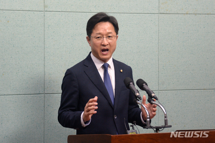 [전주=뉴시스] 김얼 기자 = 더불어민주당 당 대표 선거에 출마한 강병원 의원이 14일 전북 전주시 전북도의회 기자회견장을 방문해 기자회견을 열고 질의에 답변하고 있다. 2022.07.14. pmkeul@newsis.com