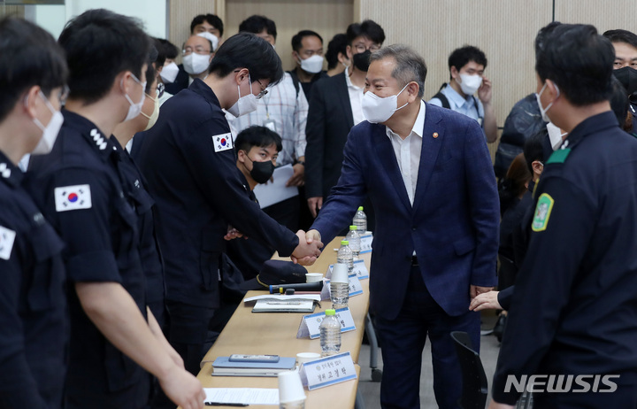 [서울=뉴시스] 이영환 기자 = 이상민 행정안전부 장관이 지난 14일 오전 서울 중구 서울경찰청 기동본부에서 열린 행정안전부 장관-경찰 현장 간담회에서 참석자들과 인사를 나누고 있다. 2022.07.14. 20hwan@newsis.com