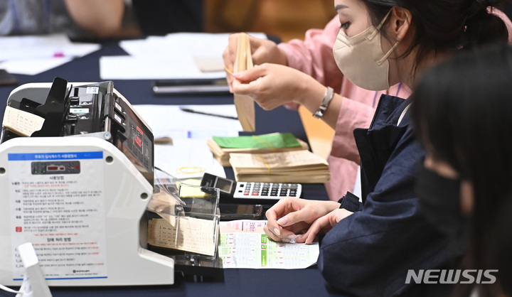 [수원=뉴시스] 김종택기자 = 14일 오전 경기도 수원시 장안구 보훈재활체육센터에서 검증사무원들이 지난 1일 실시된 전국동시지방선거 경기 안산시장 선거 투표지를 재검표하고 있다. 더불어민주당 제종길 후보는 안산시장 선거에서 국민의힘 이민근 당선인에게 181표 차이로 패배하자 당선 무효를 주장하며 재검표를 요청했다. 2022.07.14. jtk@newsis.com