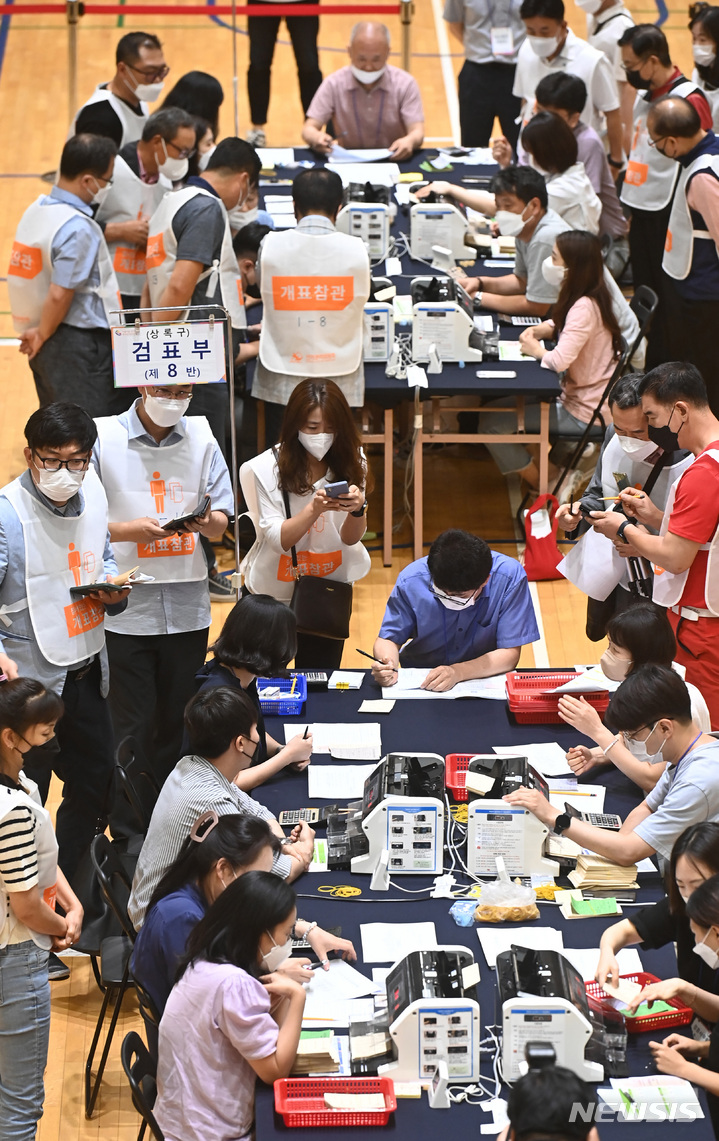 [수원=뉴시스] 김종택기자 = 14일 오전 경기도 수원시 장안구 보훈재활체육센터에서 검증사무원들이 지난 1일 실시된 전국동시지방선거 경기 안산시장 선거 투표지를 재검표하고 있다. 더불어민주당 제종길 후보는 안산시장 선거에서 국민의힘 이민근 당선인에게 181표 차이로 패배하자 당선 무효를 주장하며 재검표를 요청했다. 2022.07.14. jtk@newsis.com