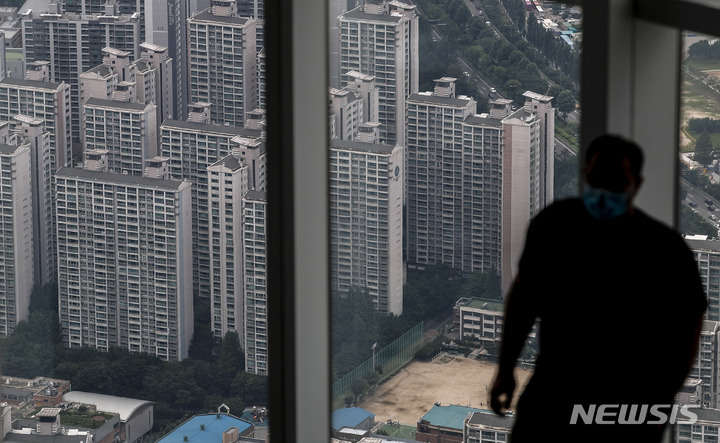 [서울=뉴시스] 정병혁 기자 = 14일 서울 송파구 롯데월드타워 전망대 서울스카이에서 바라본 서울시내 아파트의 모습. 2022.07.14. jhope@newsis.com