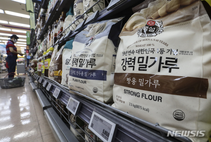 [서울=뉴시스] 김근수 기자 = 농림축산식품부와 업계에 따르면 주요 식량 가격이 상승하면서 유엔 식량농업기구(FAQ) 기준 곡물가격지수가 올해 5월 173.5p로 최고치를 기록했다. 14일 오후 서울 시내 한 대형마트에서 한 시민이 물건을 고르고 있다. 2022.07.14. ks@newsis.com