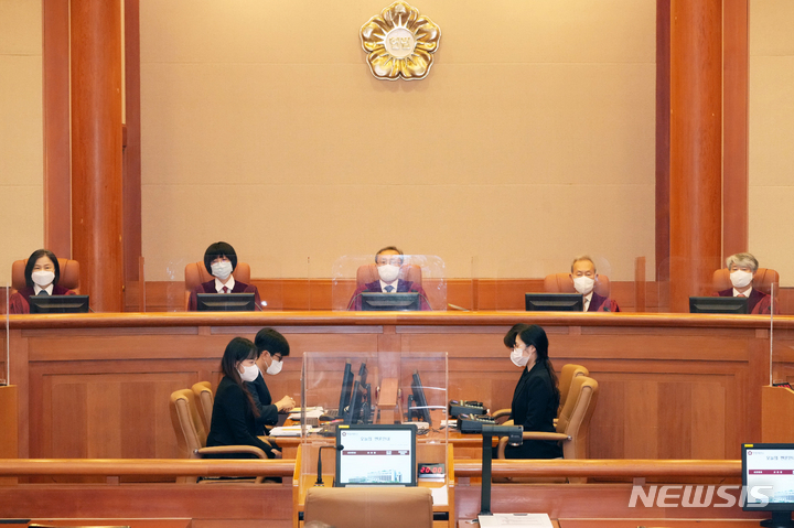 [서울=뉴시스] 최동준 기자 = 14일 서울 종로구 헌법재판소 대심판정에서 사형 부분에 대한 헌법소원 사건 공개변론이 열리고 있다. (공동취재사진) 2022.07.14. photo@newsis.com