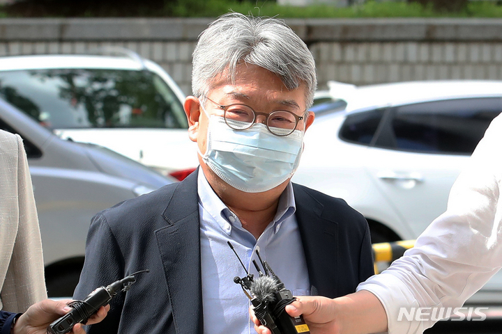 [서울=뉴시스] 조성우 기자 = 롯데그룹 경영권 분쟁 과정에서 불법 법률 자문을 한 혐의를 받는 민유성 전 산업은행장이 지난달 14일 오후 서울 서초구 서울중앙지방법원에서 열린 구속 전 피의자심문(영장실질심사)에 출석하고 있다. 2022.07.14. xconfind@newsis.com