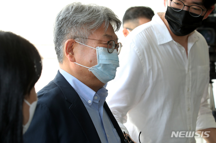 [서울=뉴시스] 조성우 기자 = 롯데그룹 경영권 분쟁 과정에서 불법 법률 자문을 한 혐의를 받는 민유성 전 산업은행장이 지난 2022년 7월 서울 서초구 서울중앙지방법원에서 열린 구속 전 피의자심문(영장실질심사)에 출석하고 있다. 2022.07.14. xconfind@newsis.com