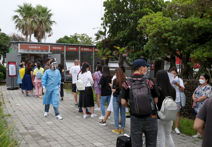 [제주=뉴시스] 우장호 기자 = 코로나19 재유행 국면에 접어든 지난 14일 오후 제주국제공항 내 외국인 코로나19 검사센터에 전세기편으로 우리나라를 찾은 몽골인 관광객들이 검사 순서를 기다리고 있다. 2022.07.17. woo1223@newsis.com