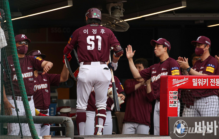 [인천=뉴시스] 권창회 기자 = 14일 오후 인천 미추홀구 SSG랜더스필드에서 열린 2022 신한은행 SOL 프로야구 SSG랜더스와 키움히어로즈의 경기, 1회 초 키움 이정후가 솔로홈런을 친 뒤 덕아웃으로 홈인한 뒤 동료들의 축하를 받고 있다. 2022.07.14. kch0523@newsis.com