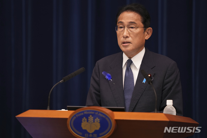 [도쿄=AP/뉴시스]지난 14일 일본 도쿄 총리 관저에서 기시다 후미오 일본 총리가 기자회견을 가지고 있다. 2022.07.25.