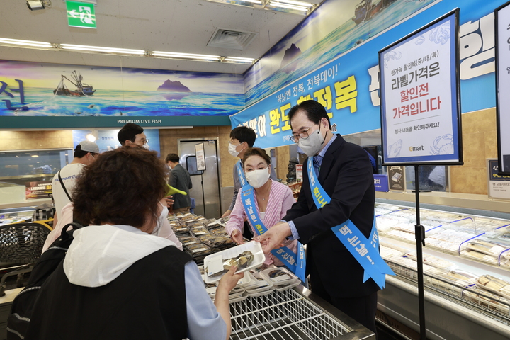 [광주=뉴시스] 구길용 기자 = 전남 완도군은 지난 14일 서울 이마트 성수점에서 신우철 완도군수, 김수미 완도군 홍보 대사, 김위웅 재경완도군향우회장, 이육한 전복생산자협회장, 이마트 관계자 등이 참석한 가운데 전복 판촉행사 개장식을 가졌다. (사진=완도군 제공). 2022.07.15. kykoo1@newsis.com *재판매 및 DB 금지