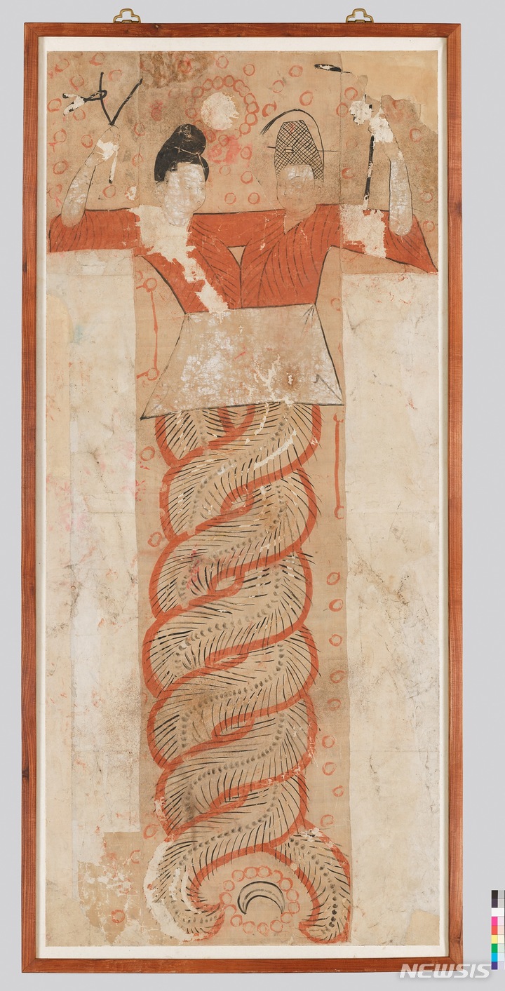 [서울=뉴시스] '복희와 여와 그림', 투루판 아스타나 고분, 7세기, 비단에 채색, 110×238㎝. (사진=국립중앙박물관 제공) 2022.07.15. photo@newsis.com *재판매 및 DB 금지