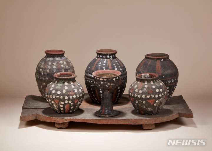[서울=뉴시스] '구슬무늬 명기와 나무 받침', 투루판 아스타나 고분, 6~7세기, 토기, 나무, 받침 길이 76㎝. (사진=국립중앙박물관 제공) 2022.07.15. photo@newsis.com *재판매 및 DB 금지