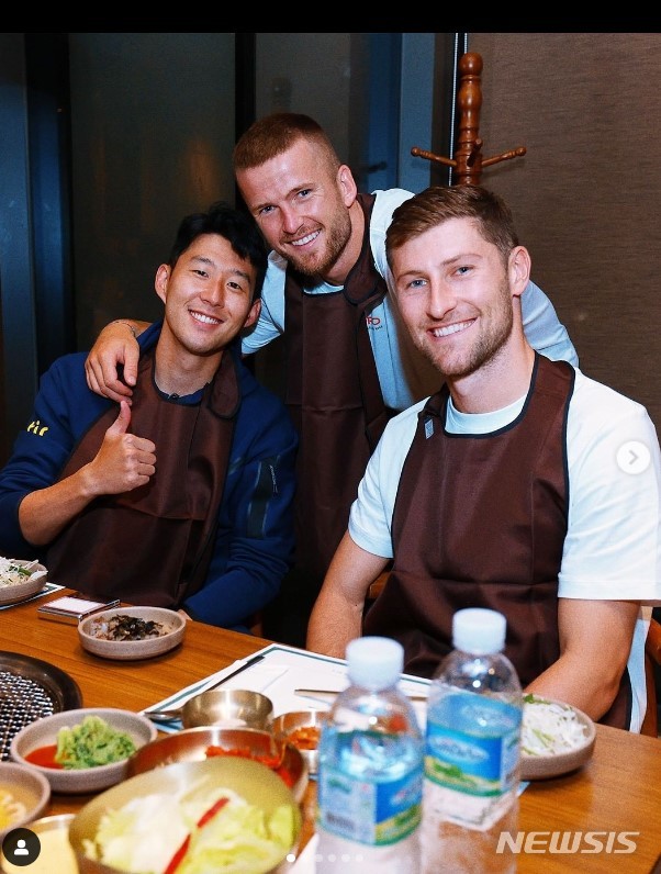 [서울=뉴시스]14일 토트넘 동료들에게 식사를 대접한 손흥민(왼쪽)이 에릭 다이어(가운데), 벤 데이비스와 포즈를 취했다. (사진 = 토트넘 SNS 캡처)