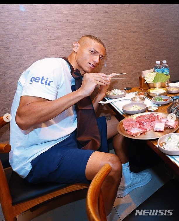 [서울=뉴시스]토트넘 선수들이 14일 모처에서 한우로 회식을 가졌다. 히샬리송이 포즈를 취했다. (사진 = 토트넘 SNS 캡처)