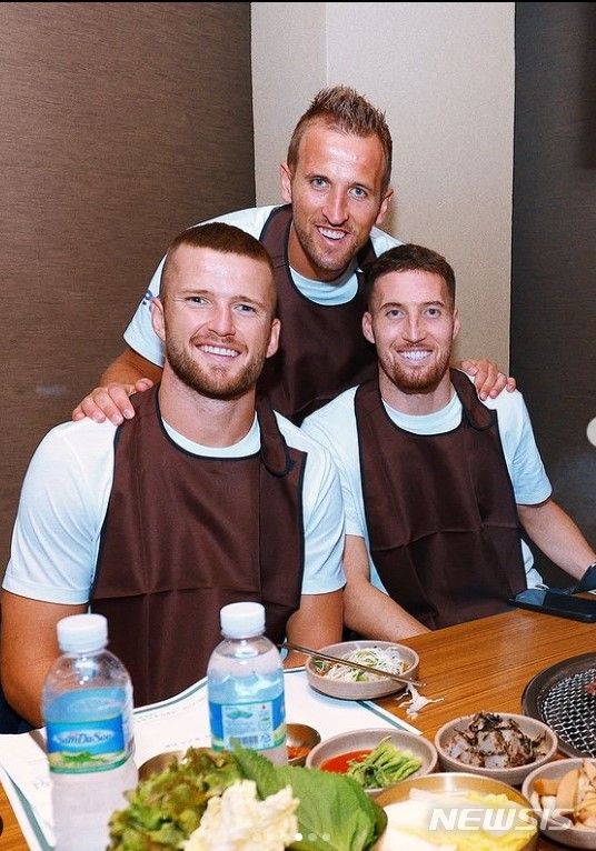 [서울=뉴시스]토트넘 선수들이 14일 모처에서 한우로 회식을 가졌다. 왼쪽부터 에릭 다이어, 해리 케인, 맷 도허티 (사진 = 토트넘 SNS 캡처)