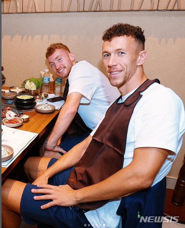[서울=뉴시스]토트넘 선수들이 14일 모처에서 한우로 회식을 가졌다. 왼쪽부터 쿨루셉스키, 이반 페리시치 (사진 = 토트넘 SNS 캡처)