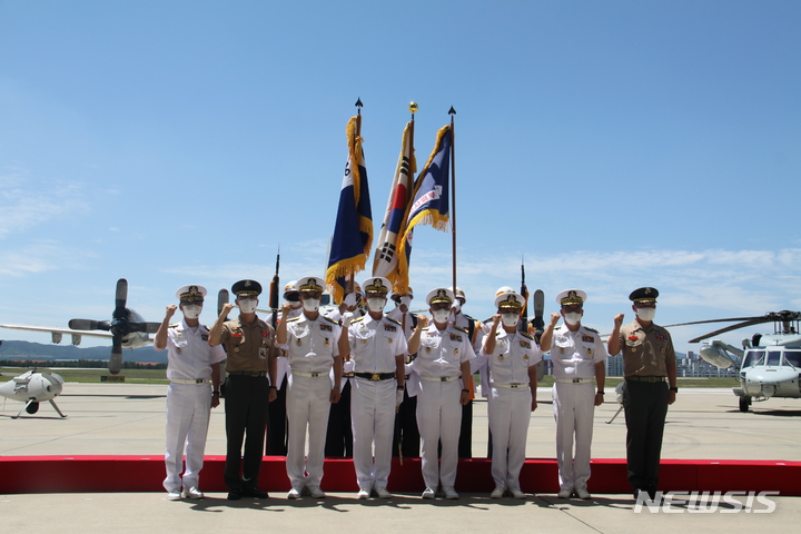 [포항=뉴시스] 이바름 기자 = 15일 오전 경북 포항 해군비행장에서 이종호 해군참모총장과 임성근 해병대 제1사단장 등이 참석한 가운데 해군항공사령부(사령관 이상식) 창설식이 개최됐다. 2022.07.15. right@newsis.com
